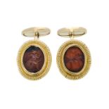 Pair of cufflinks in yellow gold, carnelian and jasper