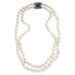 Two-strand necklace in pearls with firmness in yellow gold, silver, diamonds and emerald