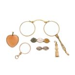 Lot: low-quality gold brooch and three cameos, gilded silver lorgniette and other pendants