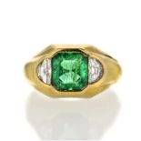 Ring in yellow gold, diamonds and emerald