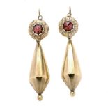 Pair of large dangling earrings in yellow gold and garnets