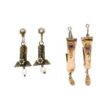 Pair of two pendants earrings in gold with low title, stones and pearls