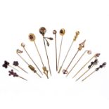 Lot of fifteen brooches tie-pin in yellow gold, stones, diamonds and enamels