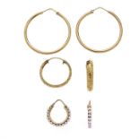 Lot of three pairs of hoops in yellow gold and micro pearls