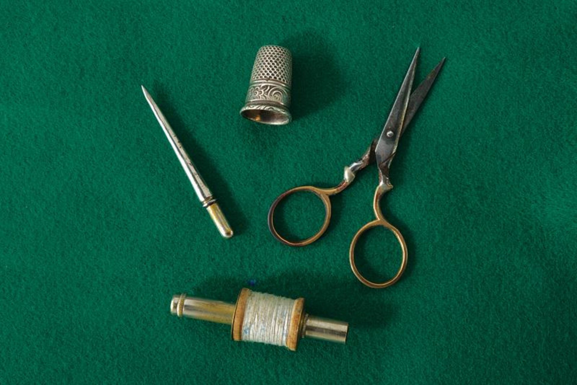 A rare sewing kit with revolver-like case - Bild 7 aus 8