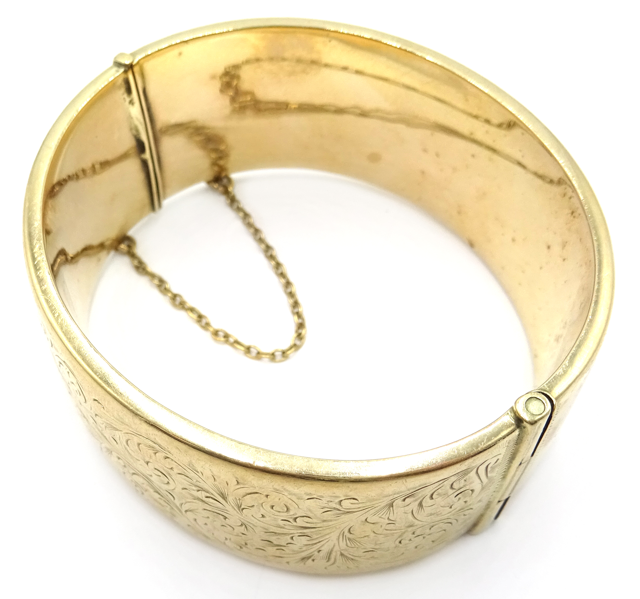 9ct gold hinged bangle, engraved leaf design approx 37. - Image 2 of 5