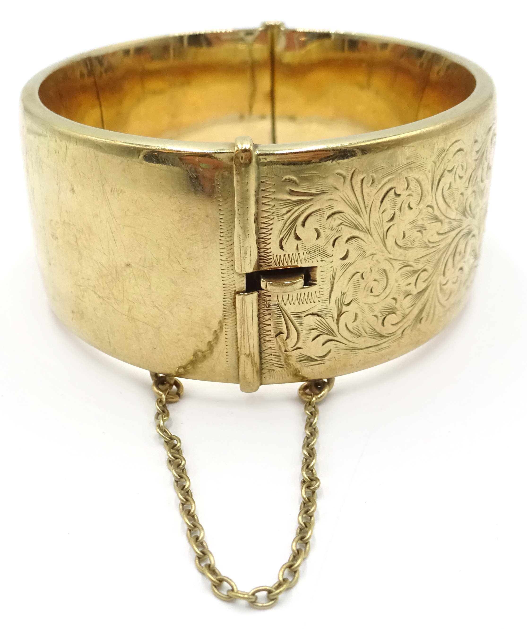 9ct gold hinged bangle, engraved leaf design approx 37. - Image 3 of 5