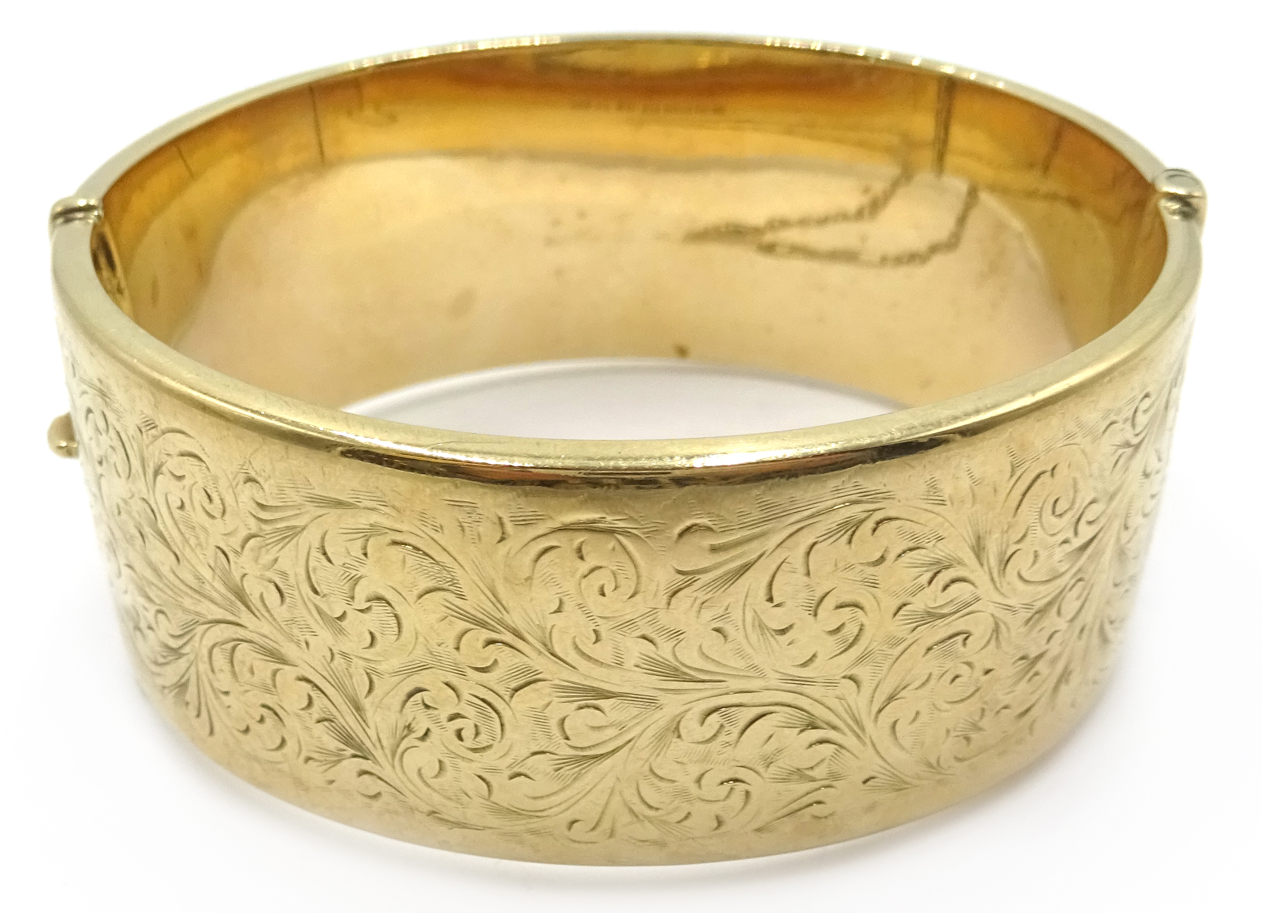 9ct gold hinged bangle, engraved leaf design approx 37.