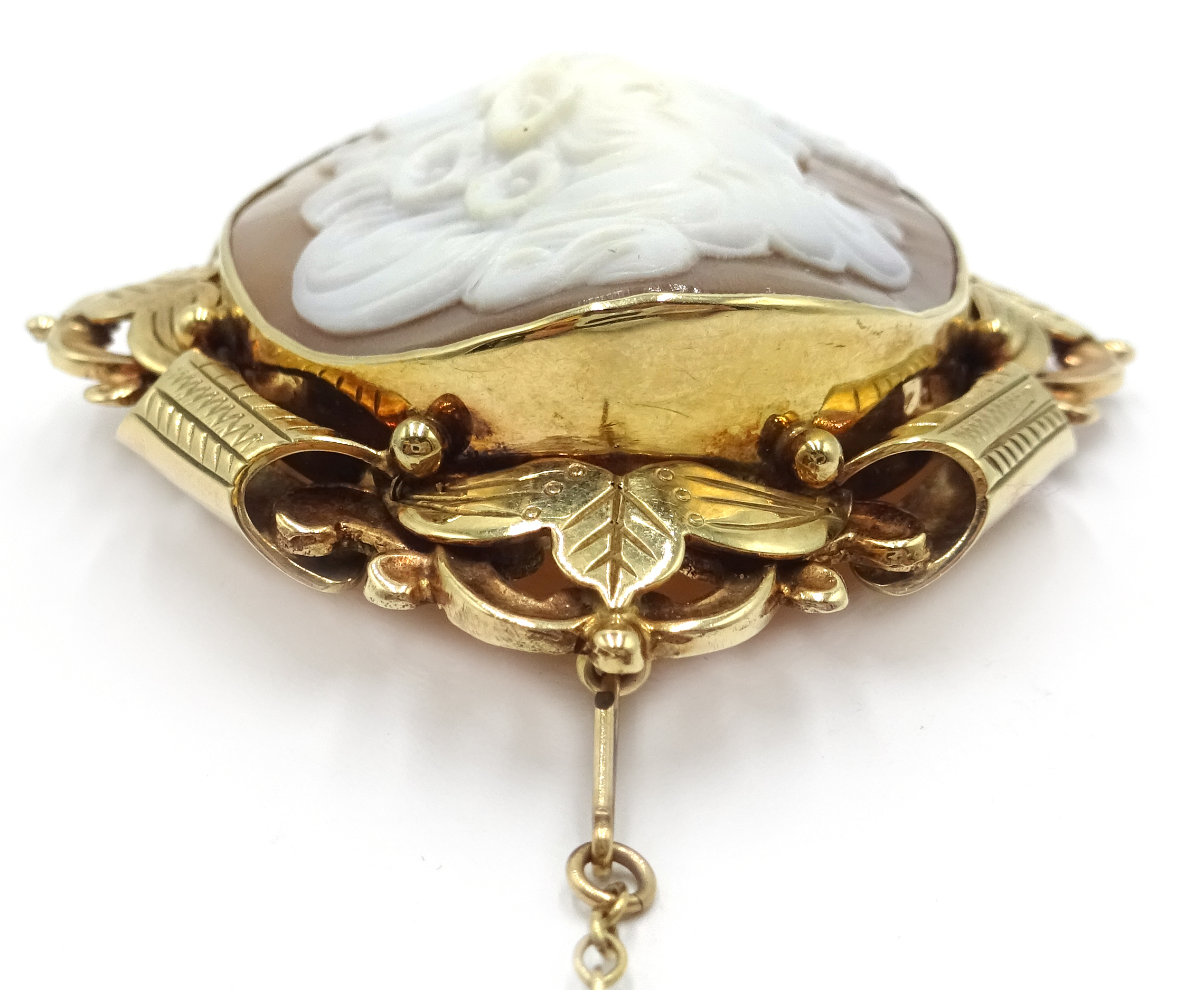 9ct gold cameo brooch with scroll and leaf design, - Image 3 of 3