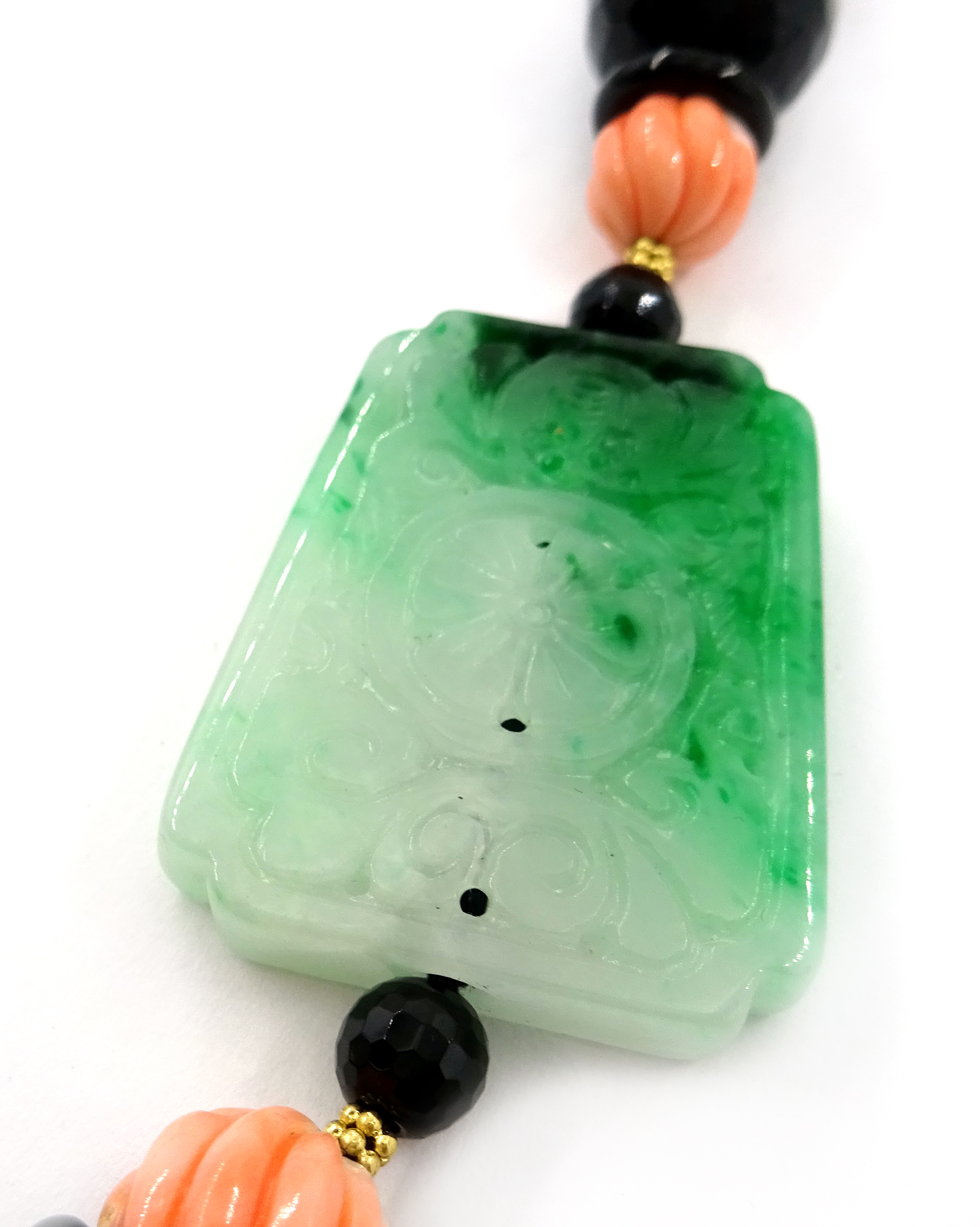 Carved jade, coral, black onyx and 18ct gold necklace - Image 2 of 4