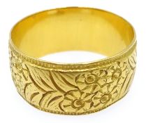 22ct gold band, engraved flower and leaf decoration,