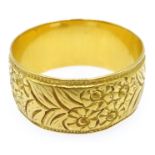 22ct gold band, engraved flower and leaf decoration,