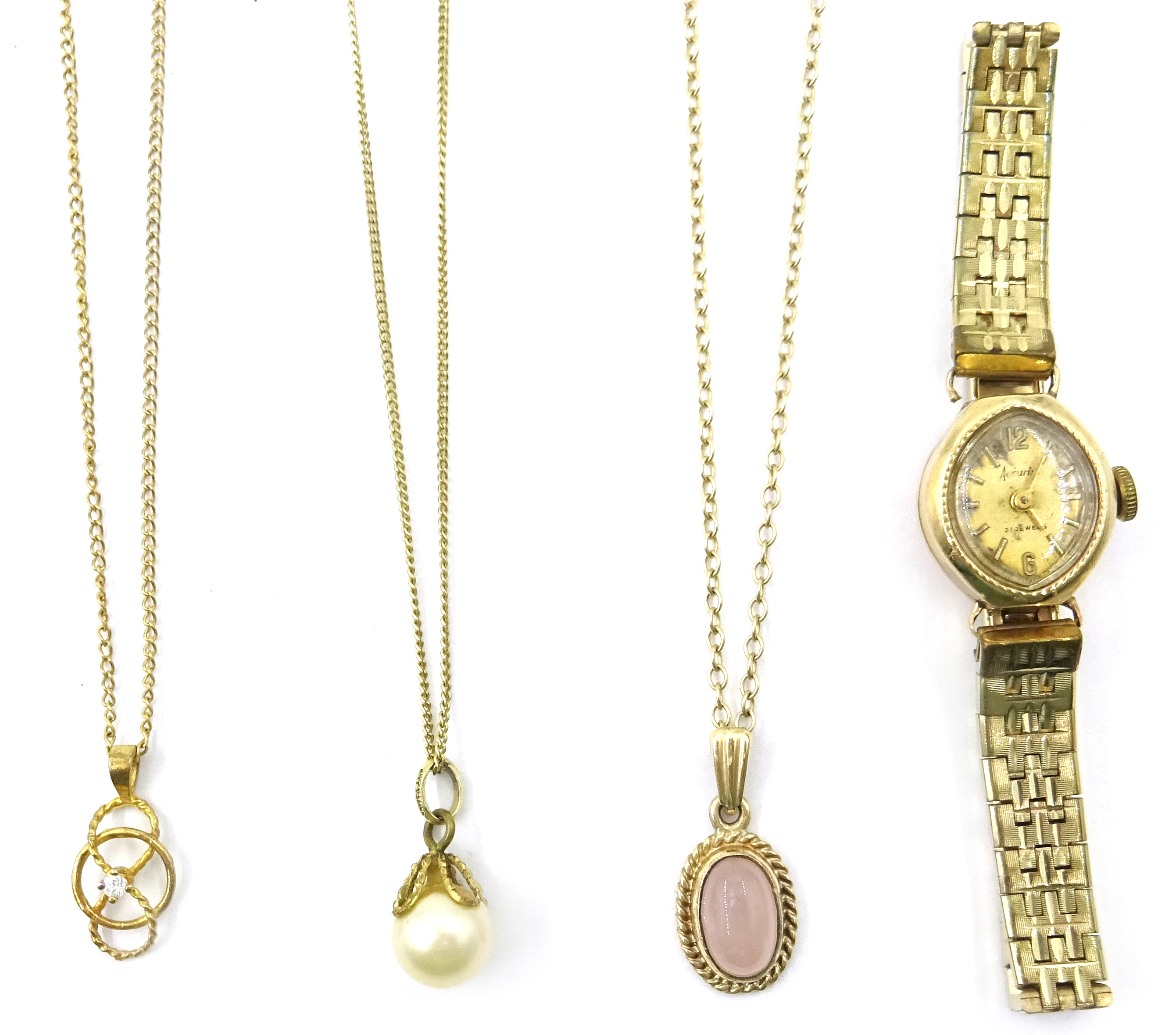 Three 9ct gold pendant necklaces 7.