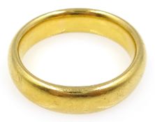 22ct gold wedding band, London 1920, approx 8.3gm Condition Report Size K-L.