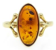 9ct gold (tested) amber ring, hallmarked Condition Report Approx 2.
