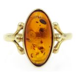 9ct gold (tested) amber ring, hallmarked Condition Report Approx 2.