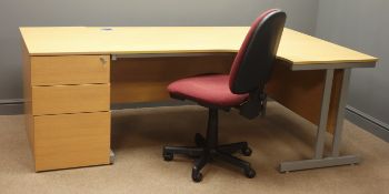 'L' Shaped oak Office desk, grey finish metal supports, (W158cm, H71cm, D118cm),
