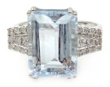 18ct white gold (tested) aquamarine and diamond ring, aquamarine approx 6.