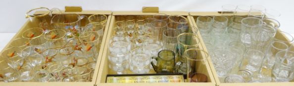 Suite of vintage hunting theme drinking glasses and jugs,