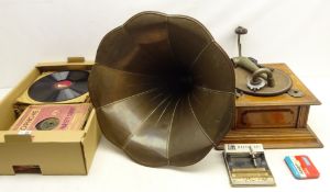 Early 20th century French oak cased SOR Gramophone No.