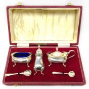 Silver three piece condiment set with spoons and blue glass liners Birmingham 1970 cased, 3.