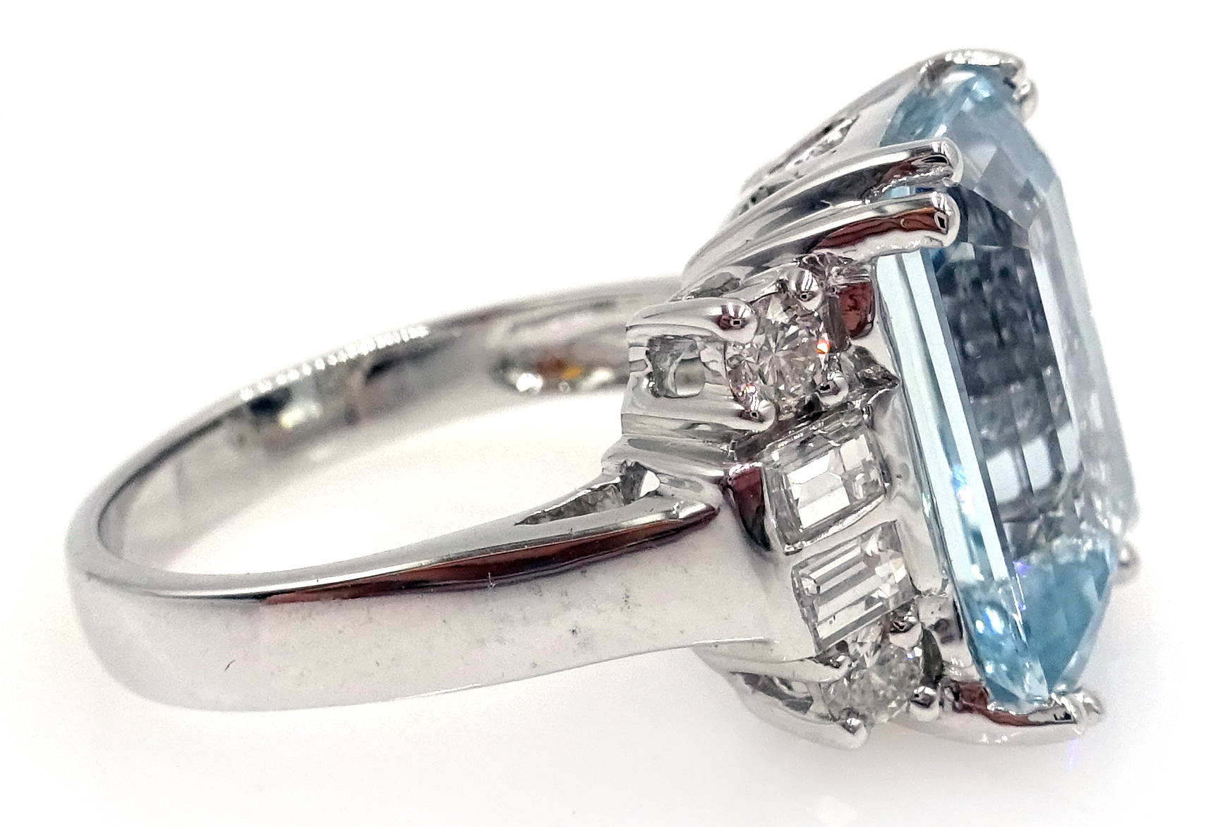 18ct white gold emerald cut aquamarine and diamond ring stamped 750, - Image 3 of 6
