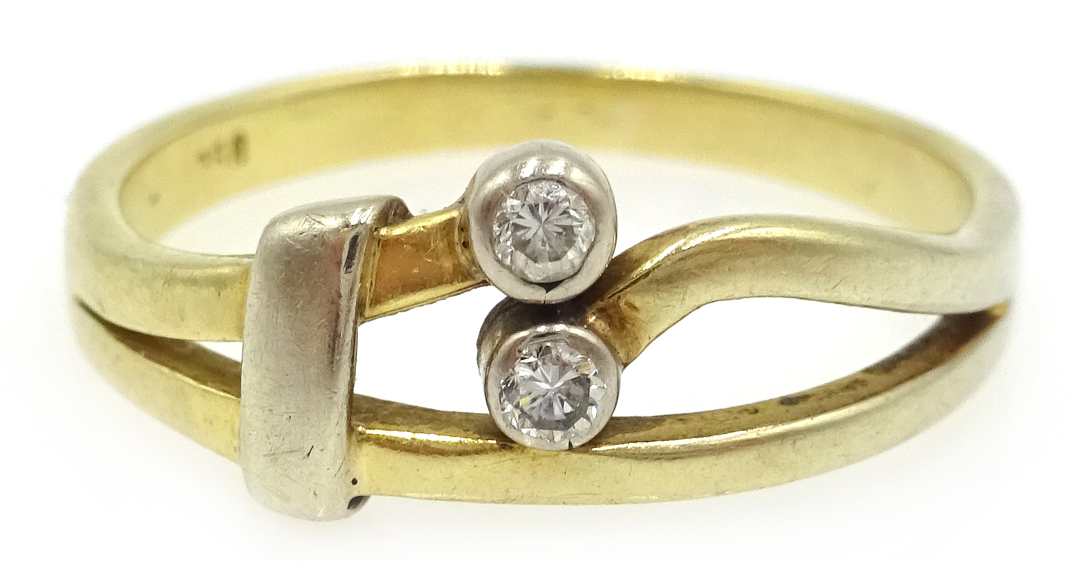 18ct gold two stone diamond cross over ring, stamped 750 Condition Report Approx 3.