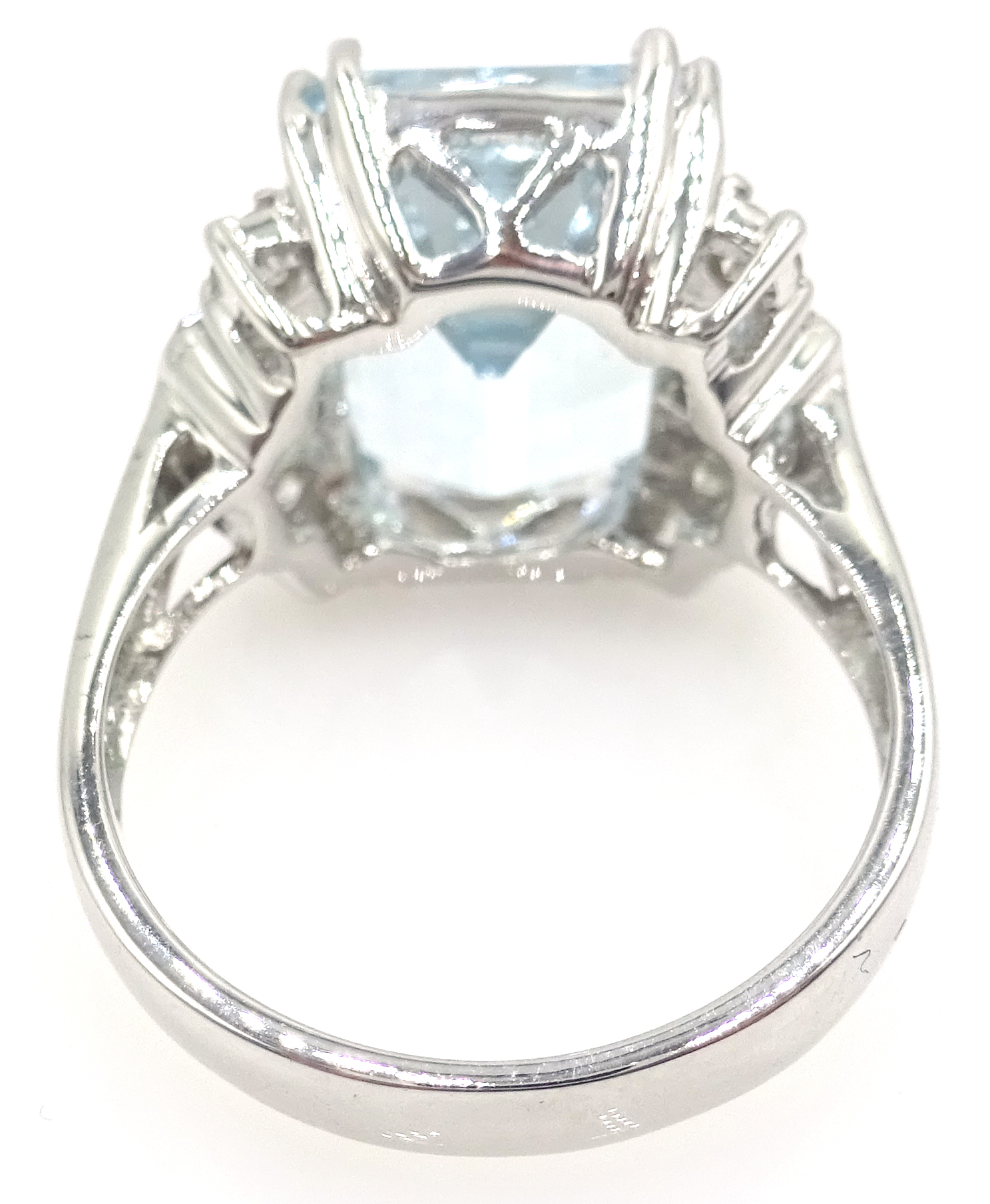 18ct white gold emerald cut aquamarine and diamond ring stamped 750, - Image 4 of 6