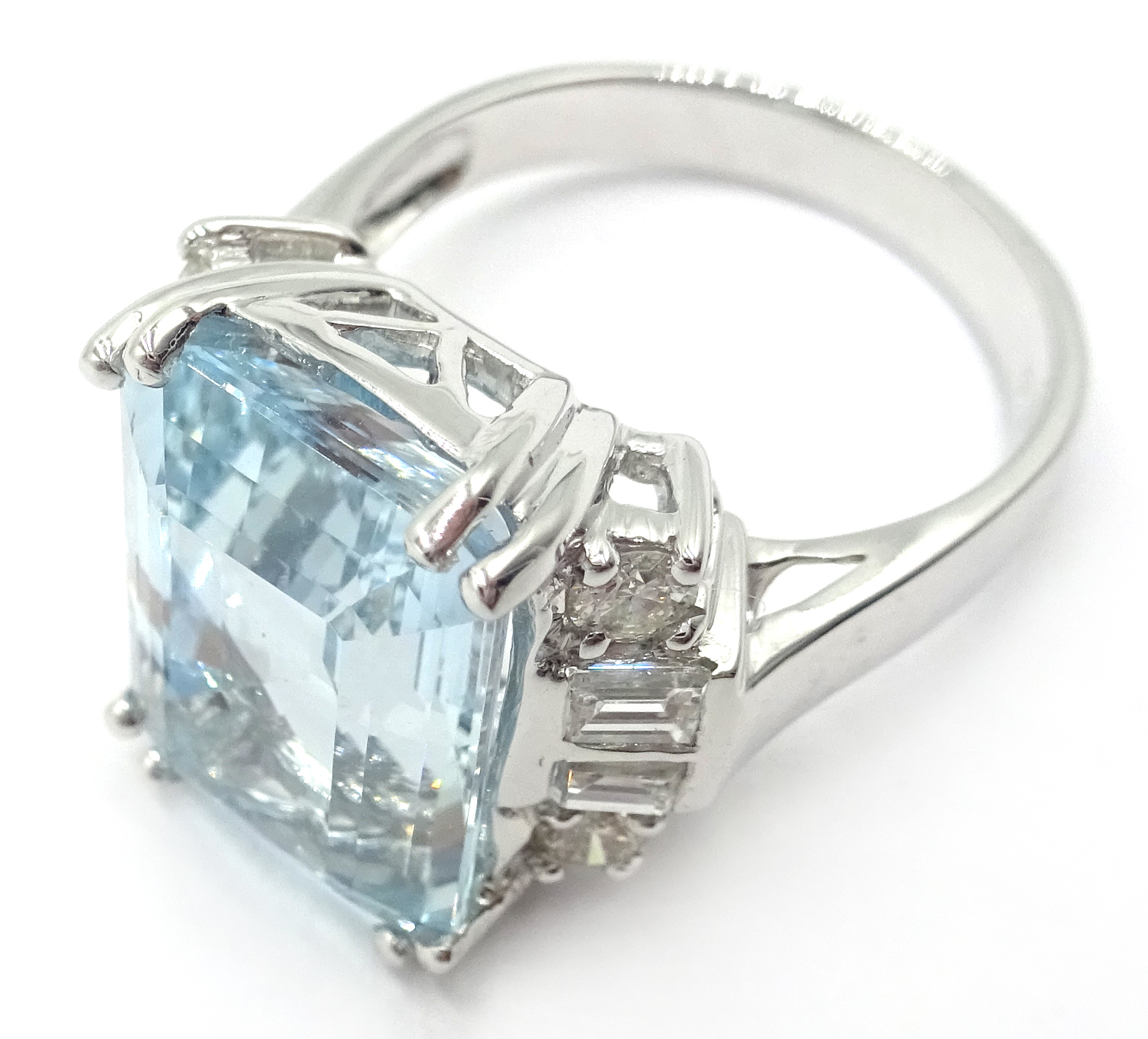 18ct white gold emerald cut aquamarine and diamond ring stamped 750, - Image 6 of 6