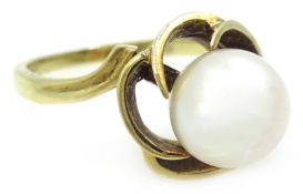 14ct gold single pearl flower design ring, stamped 585 Condition Report Approx 4.