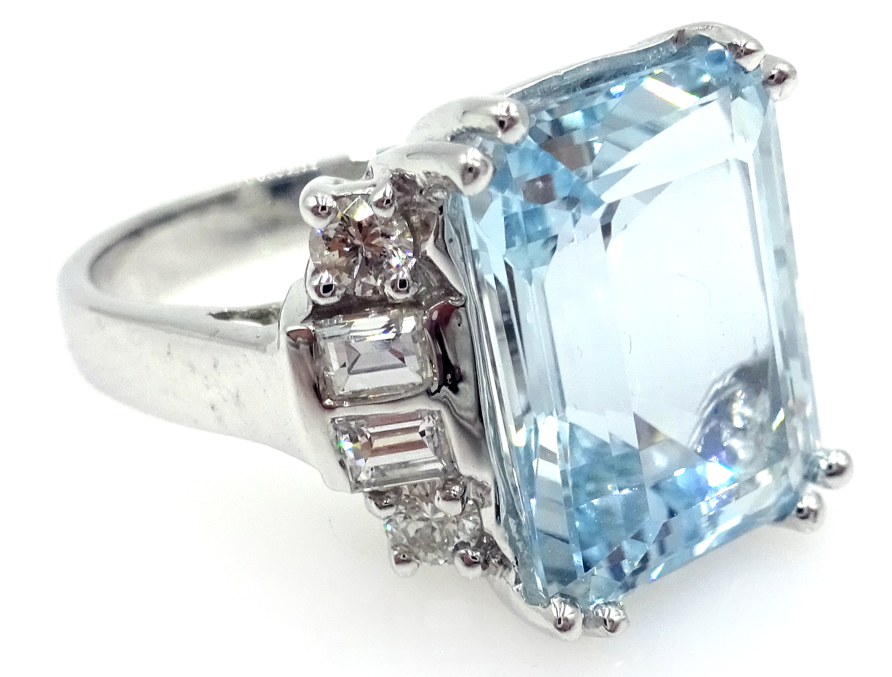 18ct white gold emerald cut aquamarine and diamond ring stamped 750, - Image 2 of 6