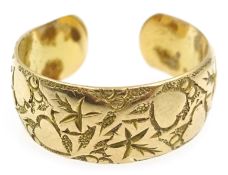18ct gold expandable ring with engraved decoration, approx 5.