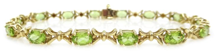 9ct gold peridot link bracelet stamped 375 Condition Report Approx 7.
