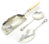 Edwardian silver crumb tray with bone handle Sheffield 1904 and a pair of hors d'oeuvres slices