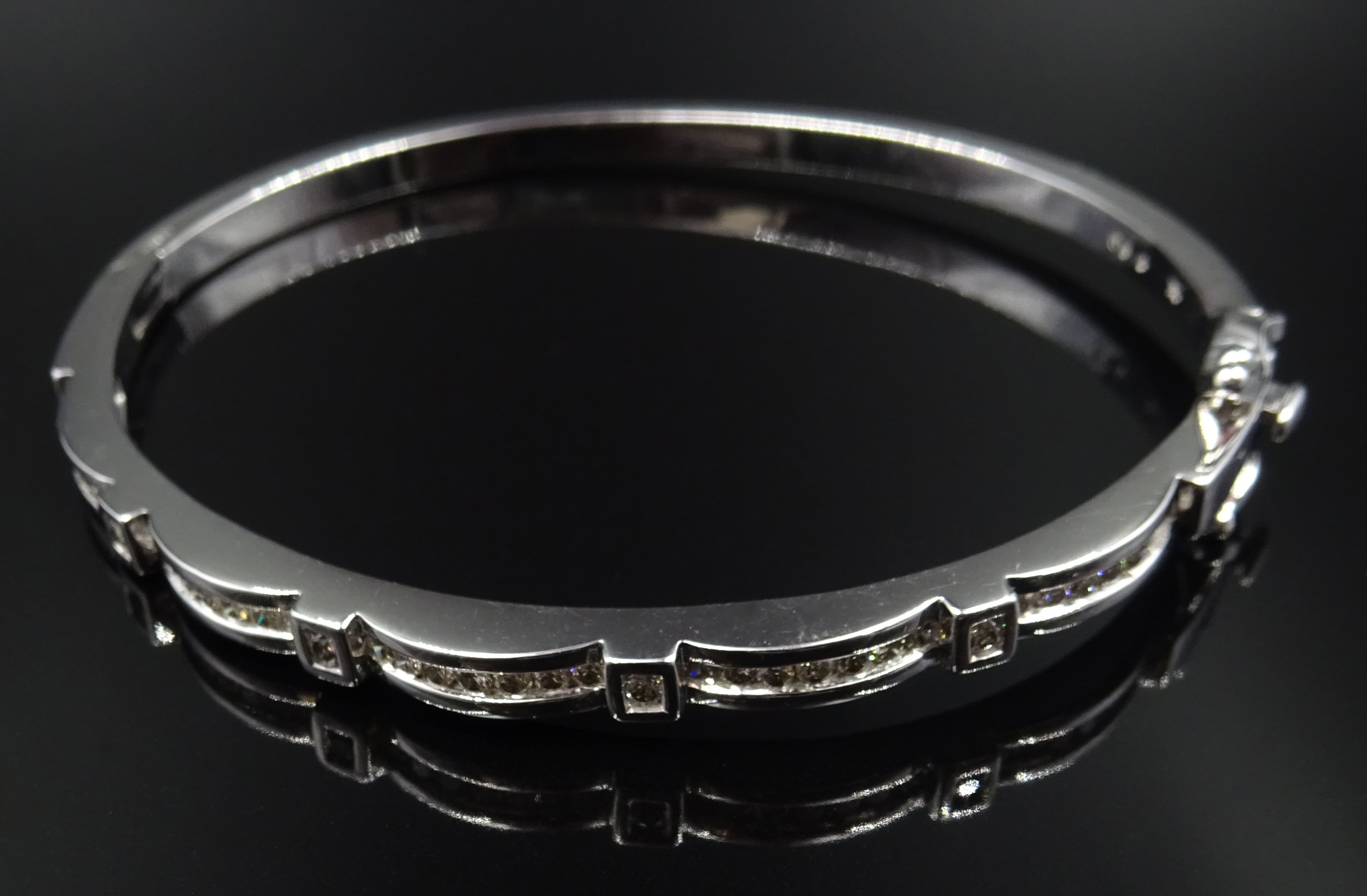 White gold scallop edge, channel set diamond hinged bangle, - Image 2 of 5