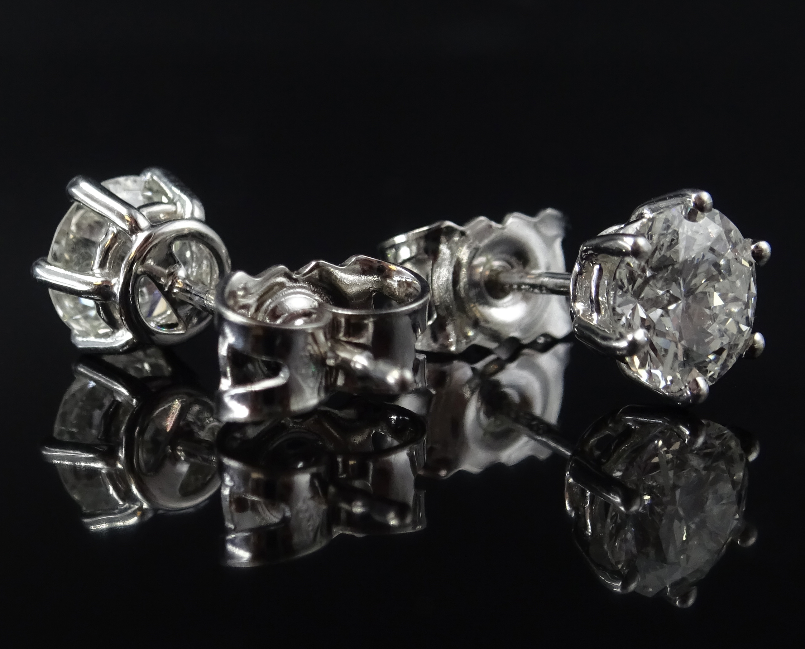 Pair of 18ct white gold diamond stud ear-rings, hallmarked, each diamond approx 0. - Image 3 of 5