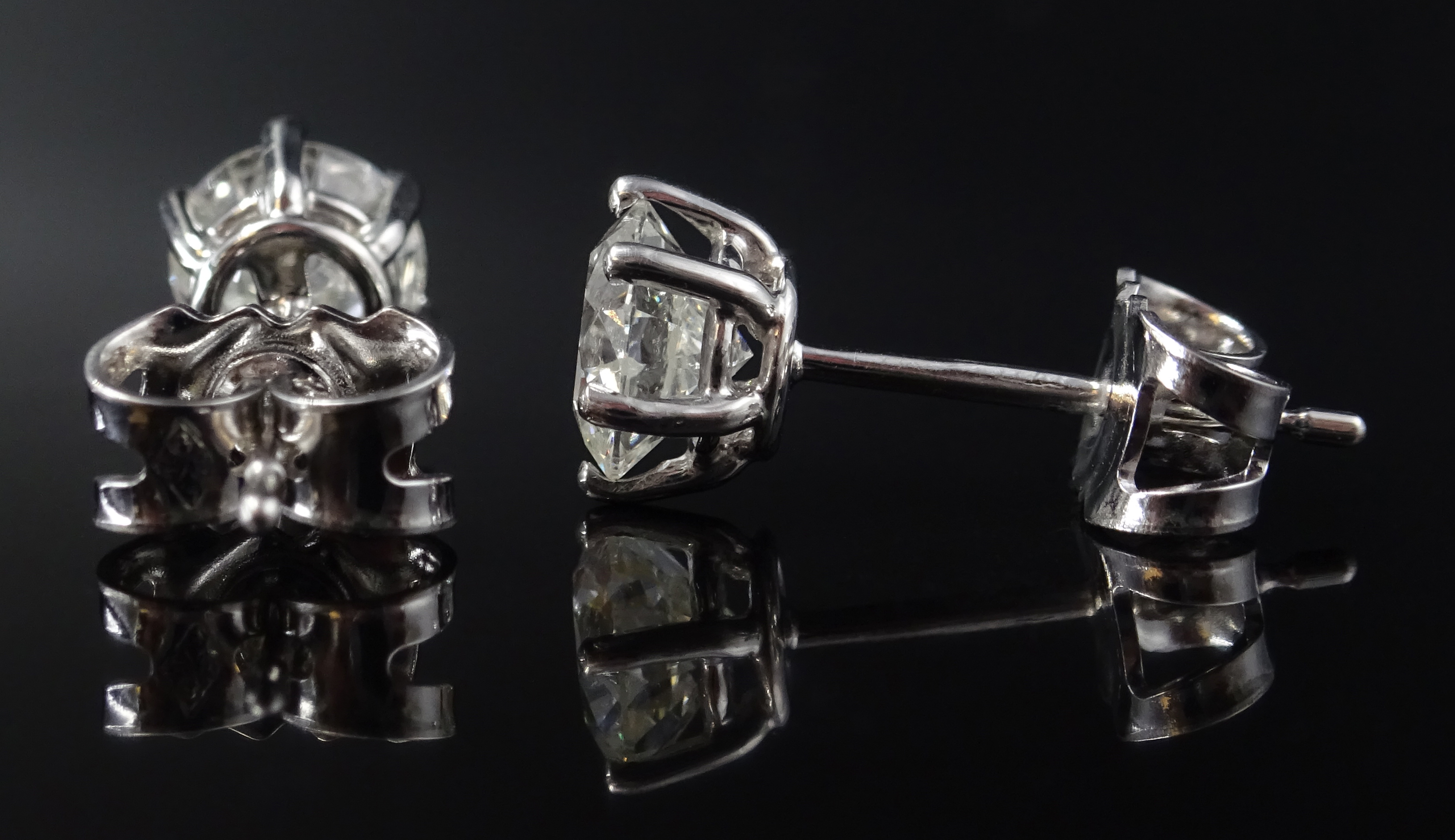 Pair of 18ct white gold diamond stud ear-rings, hallmarked, each diamond approx 0. - Image 4 of 5