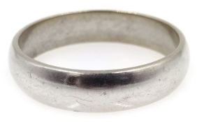 18ct white gold (tested) wedding band,