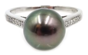 White gold single grey pearl ring with diamond shoulders,