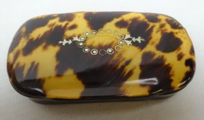 19th century Tortoise shell and horn snuff box, the top with yellow metal inlay,