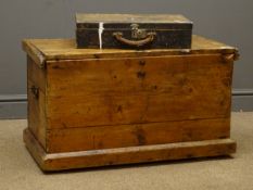Early 20th century pine blanket box hinged lid (W80cm, H46cm, D43cm),