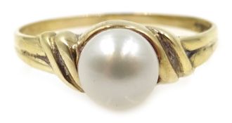 9ct gold single stone pearl ring, hallmarked Condition Report Approx 1.