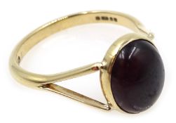 9ct gold cabochon garnet ring, hallmarked Condition Report Approx 2.