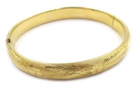 14ct gold (tested) hinged bangle with engraved decoration, approx 8.