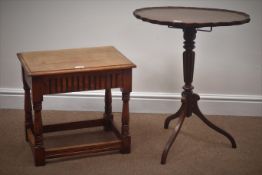 19th century style pie crust oval side table with turned column and three splayed feet (W57cm,