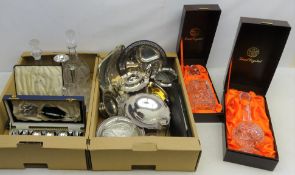 Cased set of twelve silver teaspoons and sugar tongs, London 1974,