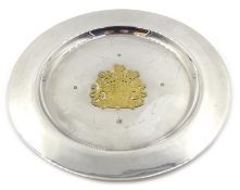 Silver Jubilee commemorative waiter, silver with silver-gilt coat of arms by W&Co London 1970 7.