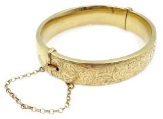 Gold hinged bangle with engraved decoration, hallmakred 9ct, approx 19.