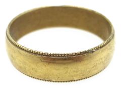 9ct gold wedding band with beaded borders, hallmarked,