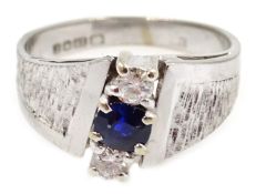 18ct white gold ring set with sapphire and two diamonds,